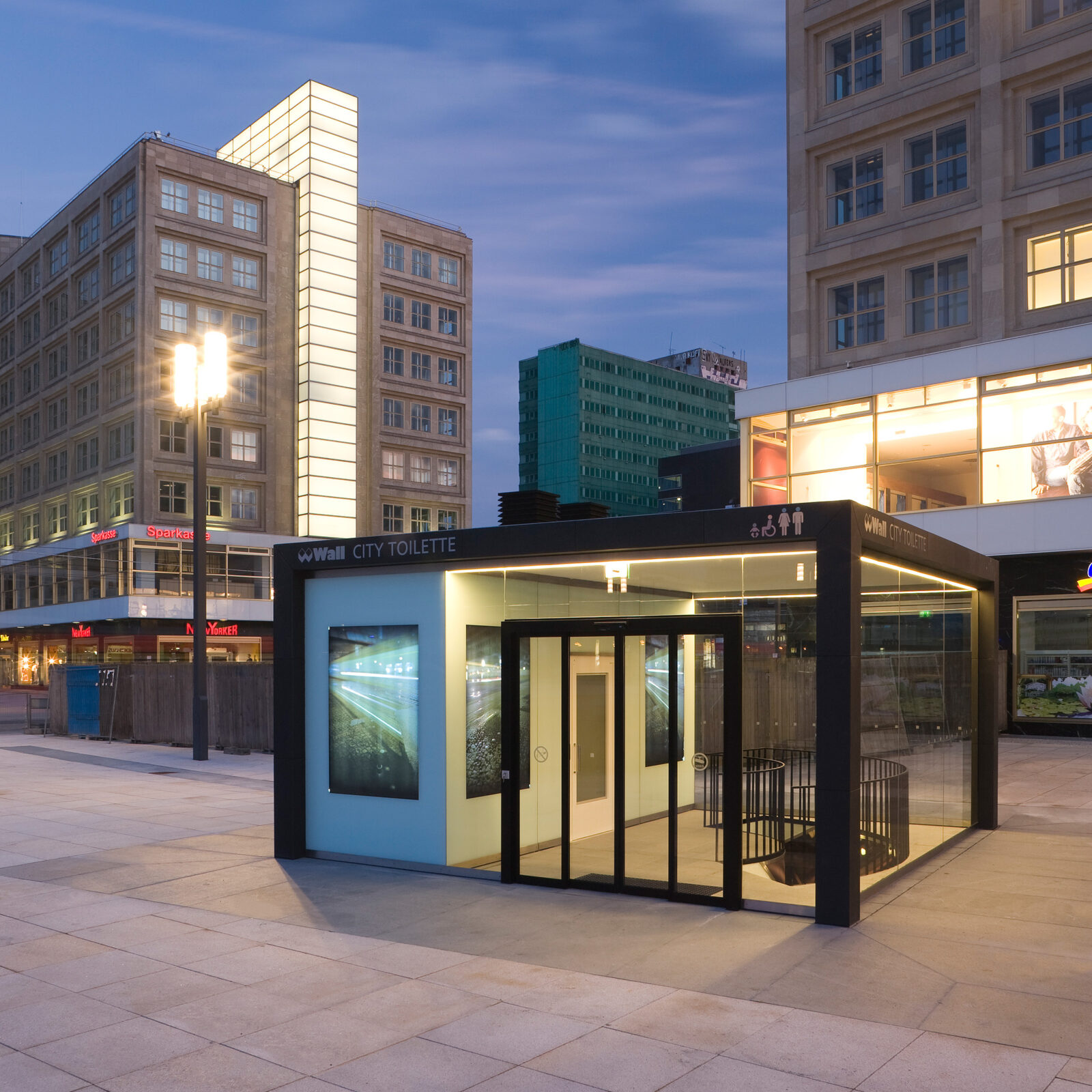 IONDESIGN WALL City Toilette Alexanderplatz Foto Entrance night